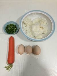 家常红菜丁蛋炒饭做法图解1)