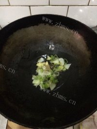 色泽鲜亮的鸡腿炖蘑菇做法图解3)