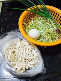 热腾腾的芽菜鸡蛋炒面做法图解1)
