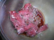 西芹炒牛肉做法图解1)
