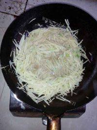 美味的土豆丝卷饼做法图解3)