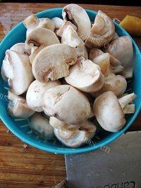 家常菜蘑菇红烧肉做法图解2)