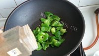 家常菜香肠炒青椒做法图解4)
