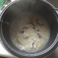 美味的香菇鸡肉粥做法图解9)