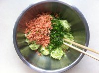”家庭式“西葫芦鸡蛋火腿包子做法图解9)