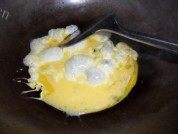 美味的彩色蛋炒饭做法图解4)