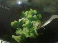 十分诱人的西兰花炒肉片做法图解4)