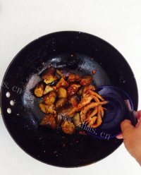 家常小鱼干烧茄子做法图解12)