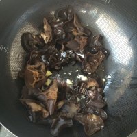家常菜木耳炒西兰花做法图解10)