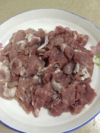 家庭版蒜苗炒肉做法图解5)