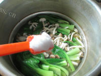 美味的蟹味菇青菜乌鸡汤做法图解8)
