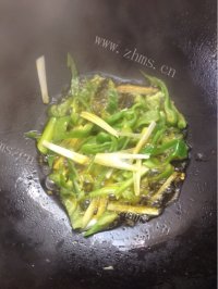 家常菜青椒藕片做法图解2)