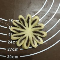 自制枣泥菊花酥做法图解26)