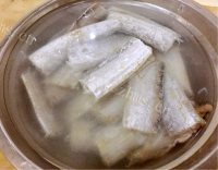 好吃的刀鱼炖茼蒿做法图解2)