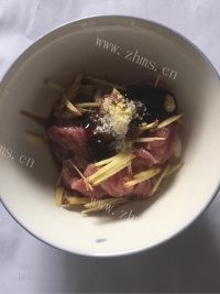 美味的姜丝肉片煲仔饭做法图解2)