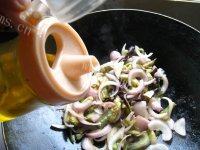 美味的洋葱炒茄子做法图解8)