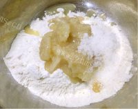 美味牵牛之恋蛋黄酥做法图解2)