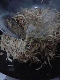妈妈教我做孜然肉丝面筋做法图解8)