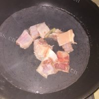美味的玉米胡萝卜排骨汤做法图解2)