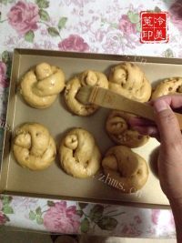 自制红糖红枣核桃面包做法图解27)
