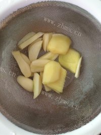 家常菜芹菜胡萝卜炒肉做法图解4)