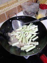 家常菜肉末茄子做法图解5)