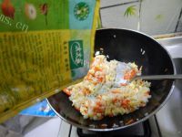 美味的胡萝卜炒饭做法图解12)