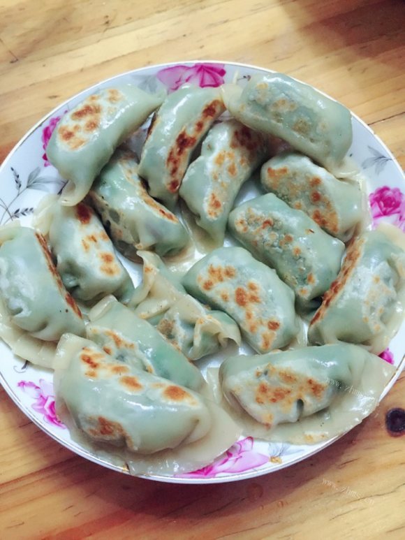 色泽鲜亮的煎饺