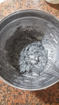 自制黑芝麻戚风蛋糕做法图解6)