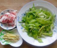 自制芹菜炒肉片做法图解3)