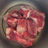 滋补的红糖枸杞猪骨汤做法图解1)
