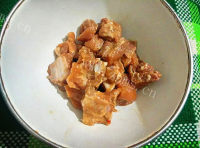 美味的排骨花生咸肉棕做法图解2)