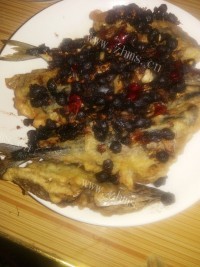 菜品豉椒蒜香秋刀鱼做法图解7)