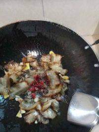 百吃不厌的荷兰豆炒腊肉做法图解4)