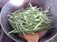 简易的肉丝炒豆角做法图解5)