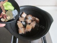 家常菜栗子红烧肉做法图解6)