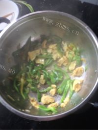 五味俱全的青椒炒鸡蛋做法图解4)