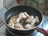 热腾腾的排骨炖豆角做法图解4)