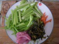 家常芹菜炒肉丝做法图解2)