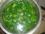 芹菜叶煎饼做法图解1)