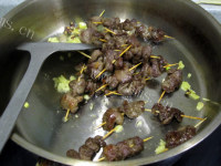 解馋美食孜然牙签羊肉做法图解7)