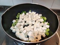 美味的豆瓣酱烧豆腐做法图解3)