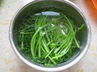 秀色可餐的凉拌茼蒿做法图解4)