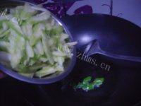 家常菜腐竹炒芹菜做法图解4)