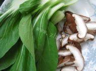 口感极佳的香菇油菜炒面做法图解2)