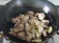 鸡肉炖土豆做法图解4)