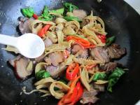 炒菜腊肉炒面筋做法图解10)