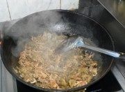 美味的榨菜炒肉丝做法图解5)
