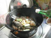 美味铁锅炖鱼贴饼子做法图解7)
