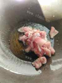 质嫩爽口的蒜苔炒肉做法图解3)